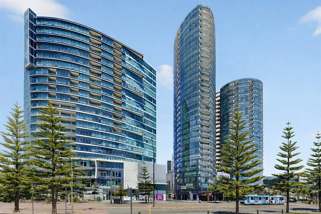 Luxury apartment 3 Beds 3Baths with Great Views in the Quays come with 2 car parks on level 20!