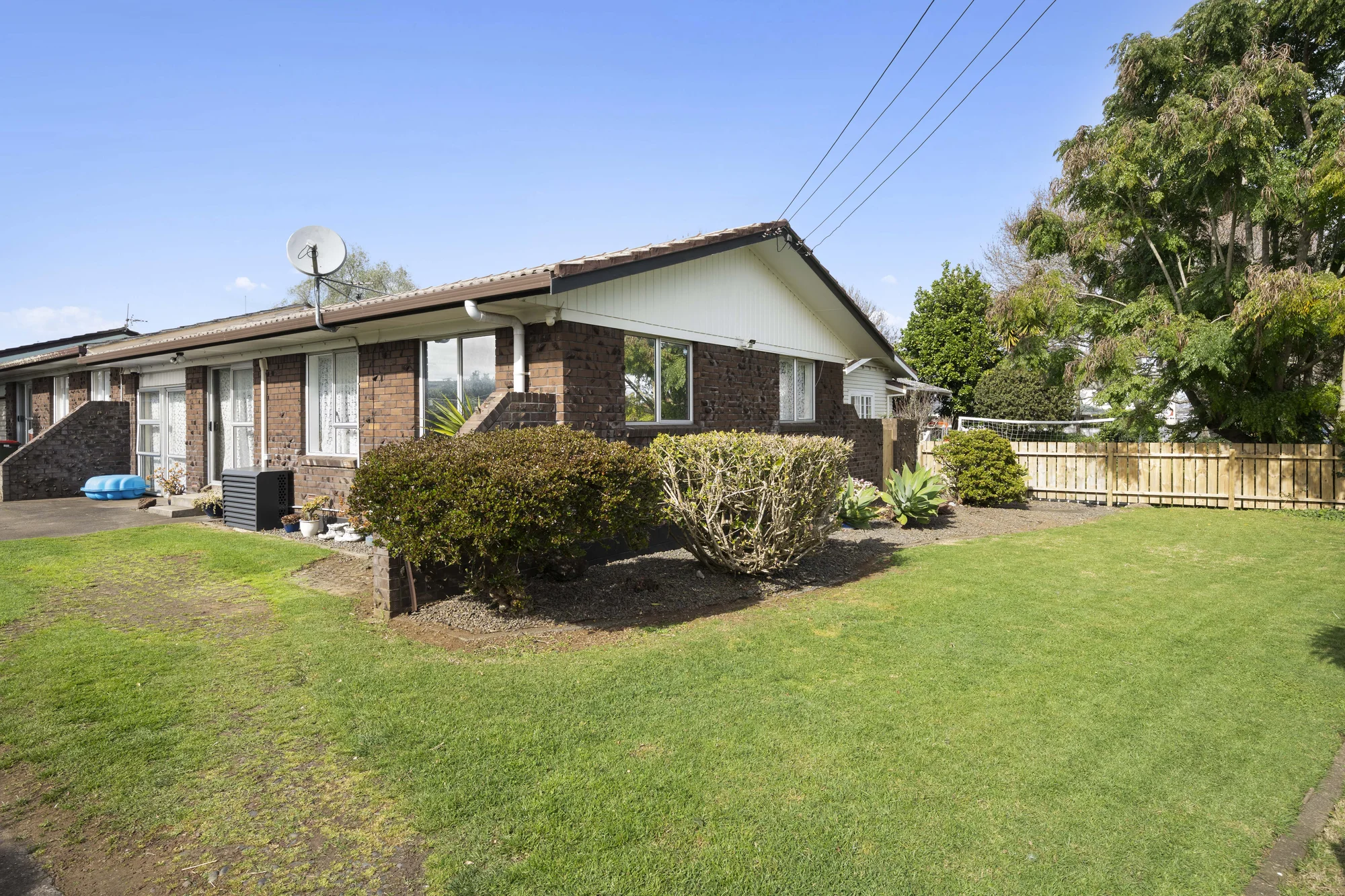 Papatoetoe 2Kwarto Solid Brick and Tile 2 Bedroom unit
