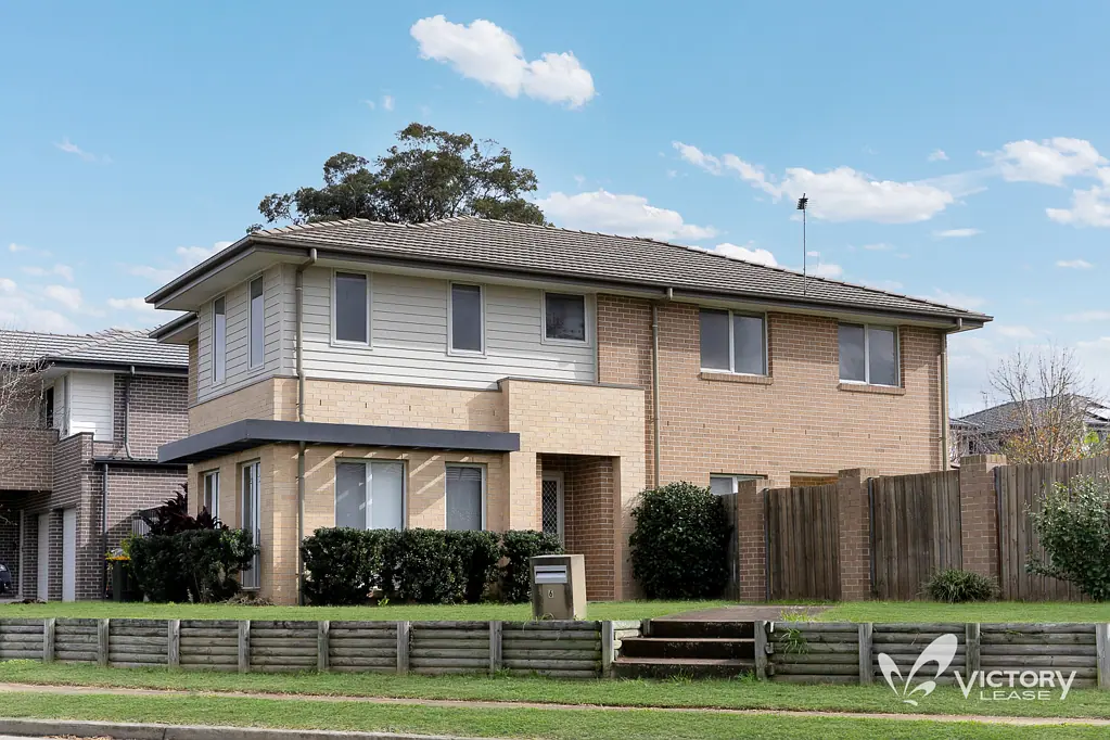 Spacious double storey 5 bedroom large house for rent in Kellyville