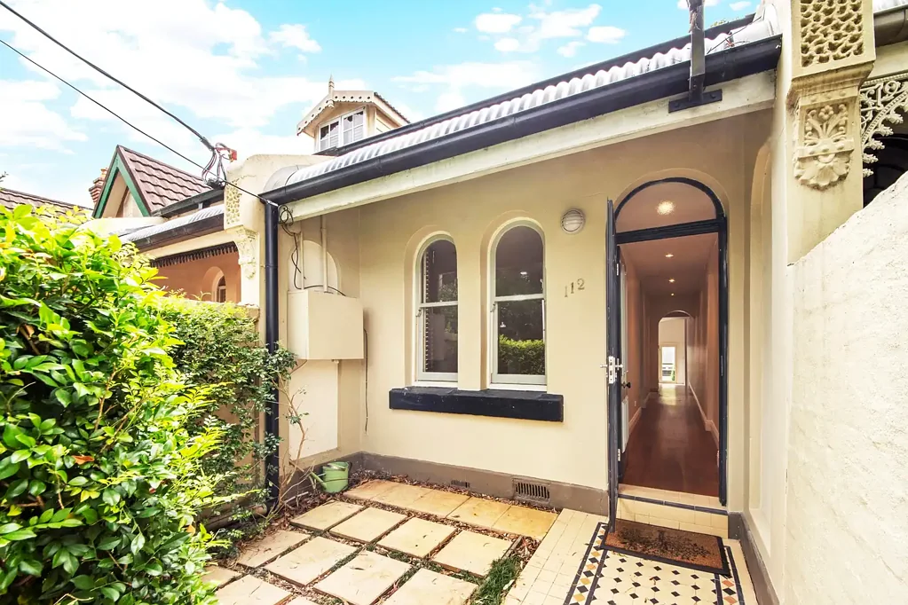 Elegant & Versatile Terrace in Coveted Crows Nest Location