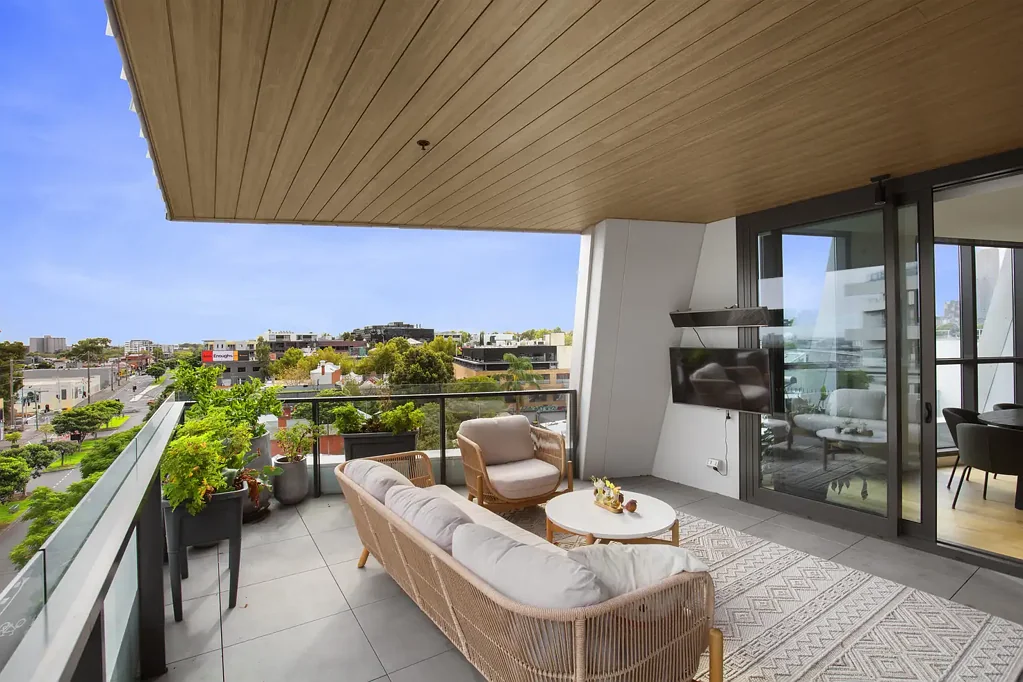 West Melbourne 3Moenga North-Facing Luxury Living with House-Like Space & Seamless Indoor-Outdoor Flow