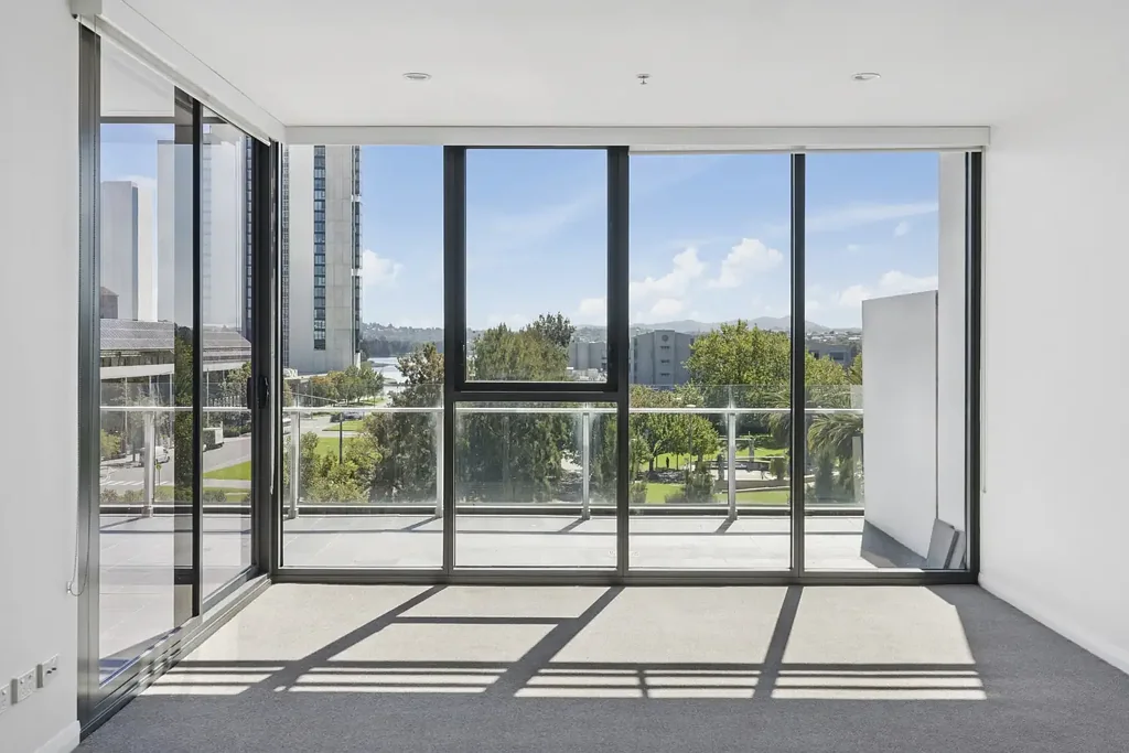 Belconnen 1ห้องนอน Renovated, Large Level 5 Apartment with Courtyard