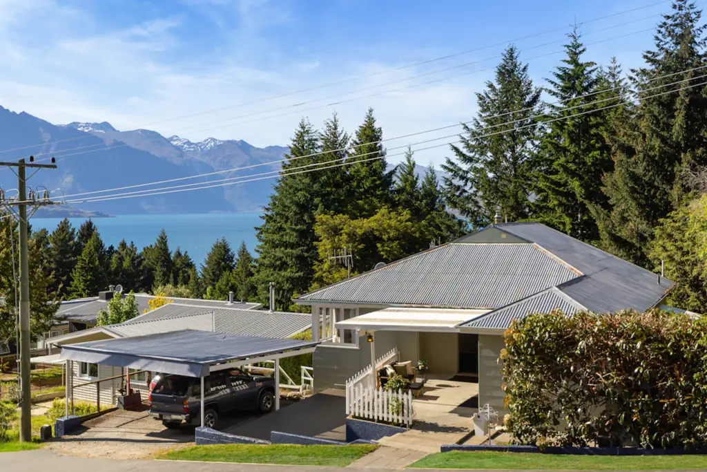 Queenstown 7 Bedroom Centrally located home and income