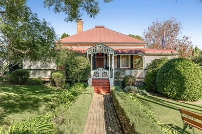 North Toowoomba 4房 North Toowoomba优越位置 步行Queens Park 1900年代Queenslander 大地块 四卧多区 高天花板 彩色玻璃 历史特色 稀有潜力 A Rare Piece of North Toowoomba History on an Exceptional Landholding