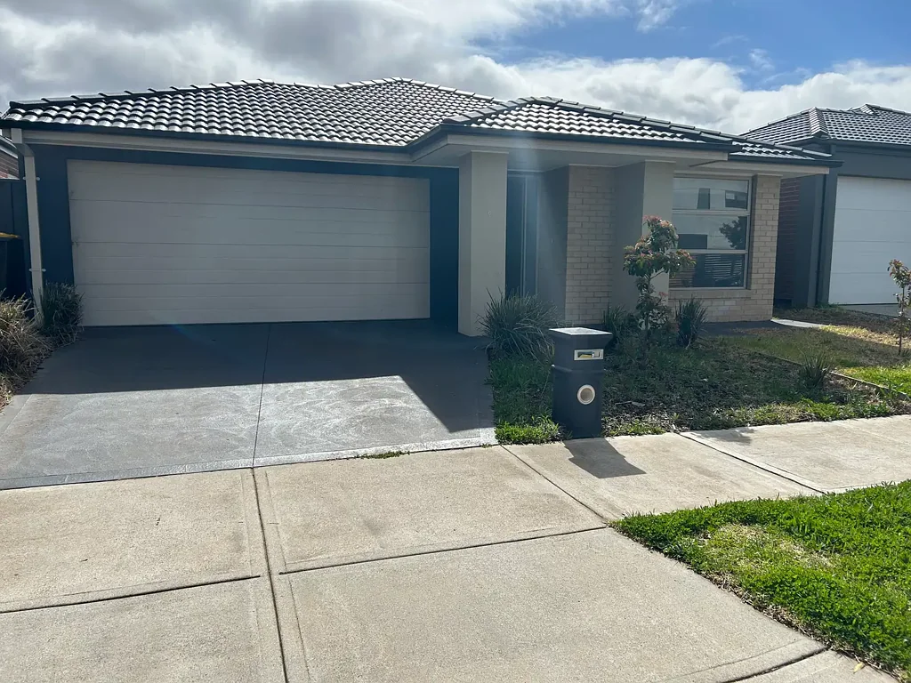 Newly painted and new carpet - 4 bedroom family home with 2 living areas!!