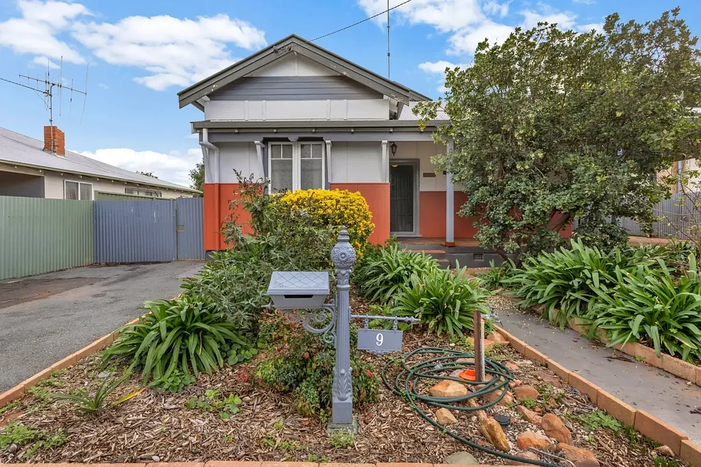 Parkes 6Habitaciones Dual Income Opportunity – Two Homes on One Title