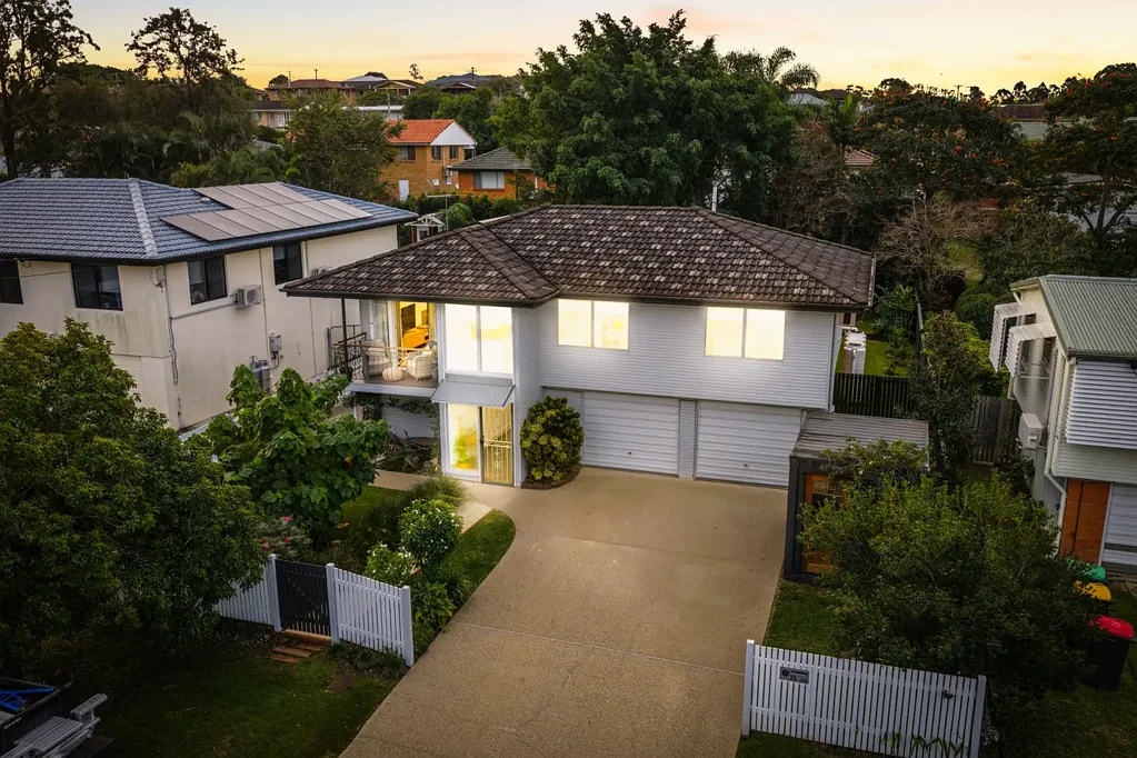 Chermside West 3房 宽敞701m²平地 地段优越Chermside West 三个宽敞卧室 前置办公室灵活 多功能游戏室 两车位车库 步行学校公园 Versatile Family Living with Home Office & Endless Potential on 701m²
