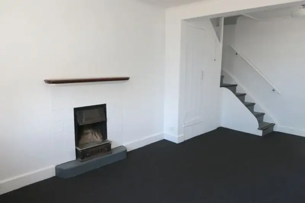 RENOVATED KITCHEN AND BATHROOM 2 BEDROOM VICTORIAN COTTAGE