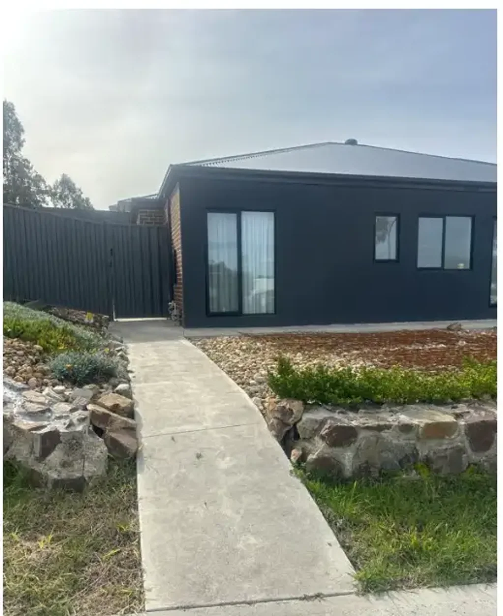 Charming 2-Bedroom Home with Bills Included in Prime Pakenham Location
