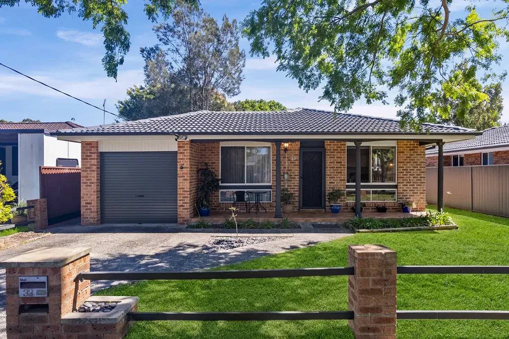 Berkeley Vale 4ห้องนอน Family Living in a Central Location