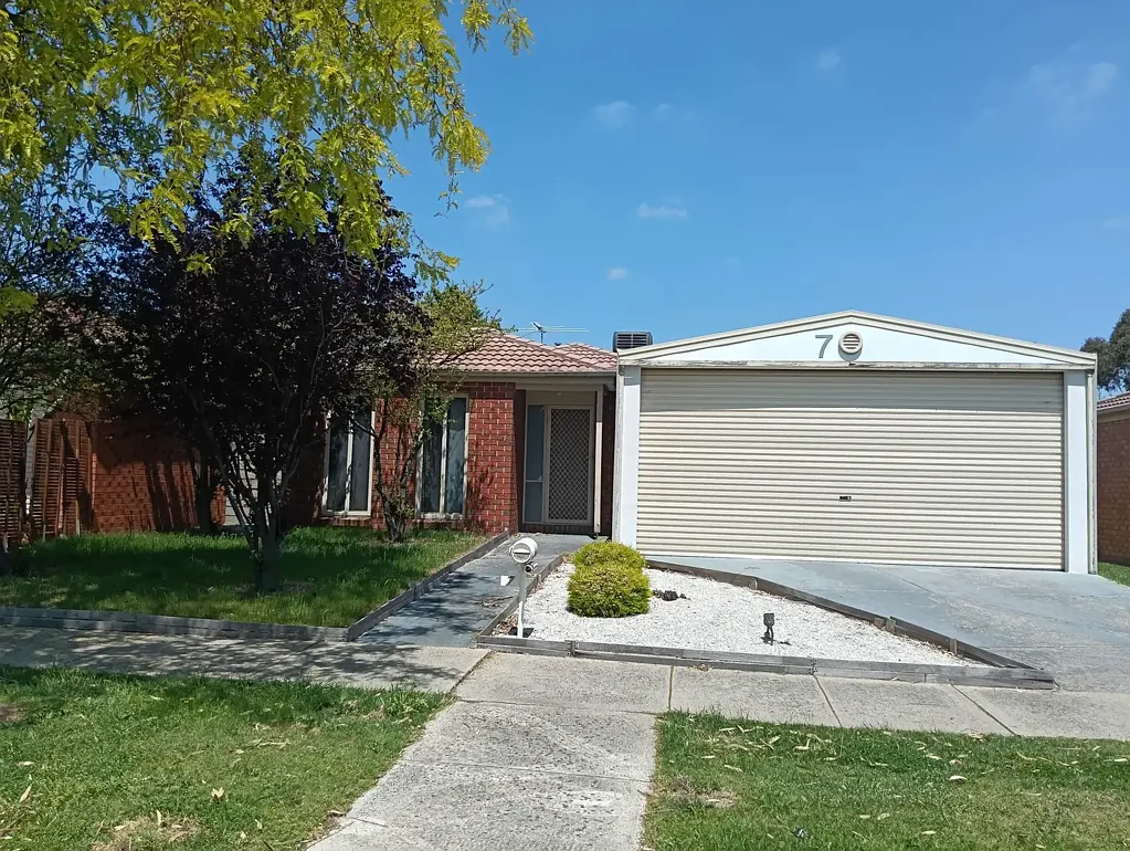 Spacious Family Home in a Quiet Location -CRANBOURNE WEST !!!