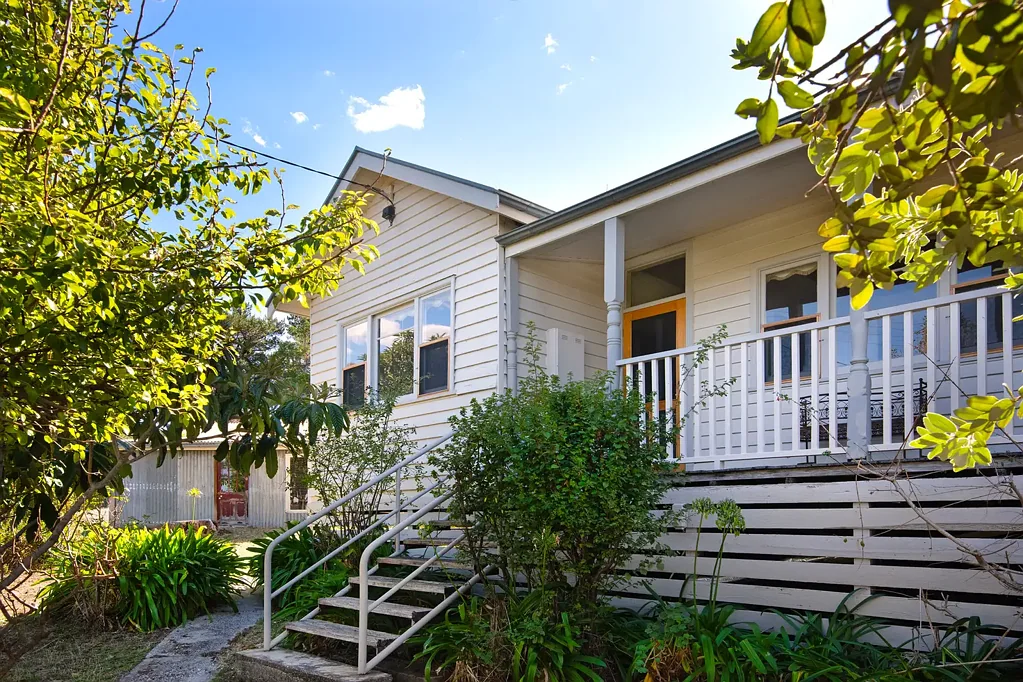 Maldon 3房  Elevated Family Home with Heritage Heart – A Hidden Gem at Anzac Hill