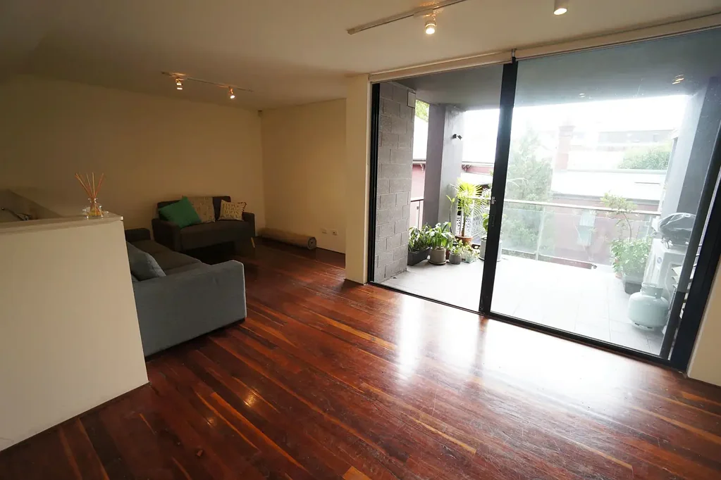 Modern & spacious one bedroom apartment in the trendy suburb of Redfern.