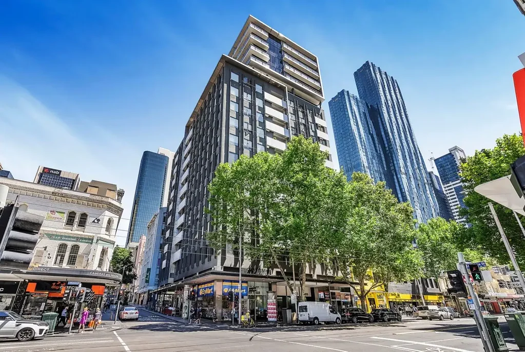 Melbourne 2chambre PRICED TO BE SOLD THIS EXECELLENT AFFORDABLE 2 BED 1 BATH LARGE LIGHT FILLED APARTMENT CENTRAL CBD