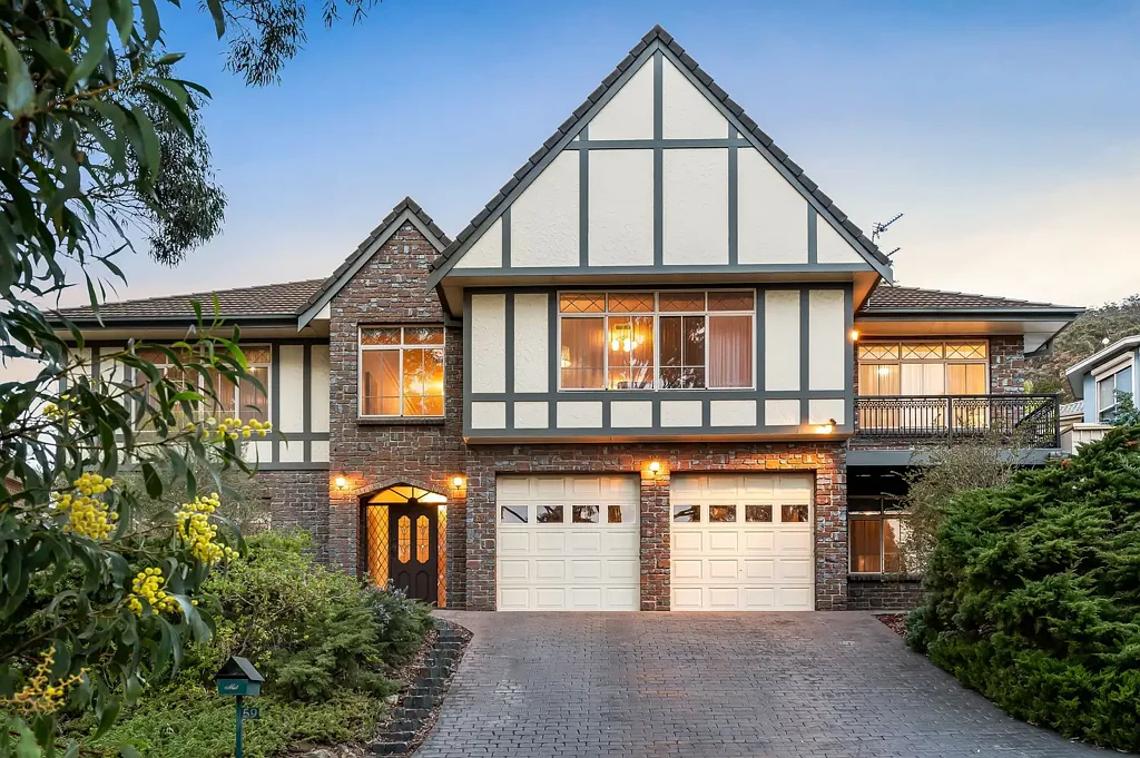 Athelstone 4ਬੈੱਡਰੂਮ Tudor-Style Home with Studio in Exclusive Foothills Enclave.