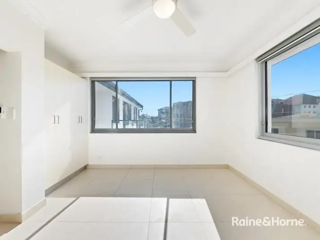 DESIGNER ONE BEDROOM APARTMENT IN THE BUSTLING 'SPOT' RANDWICK!