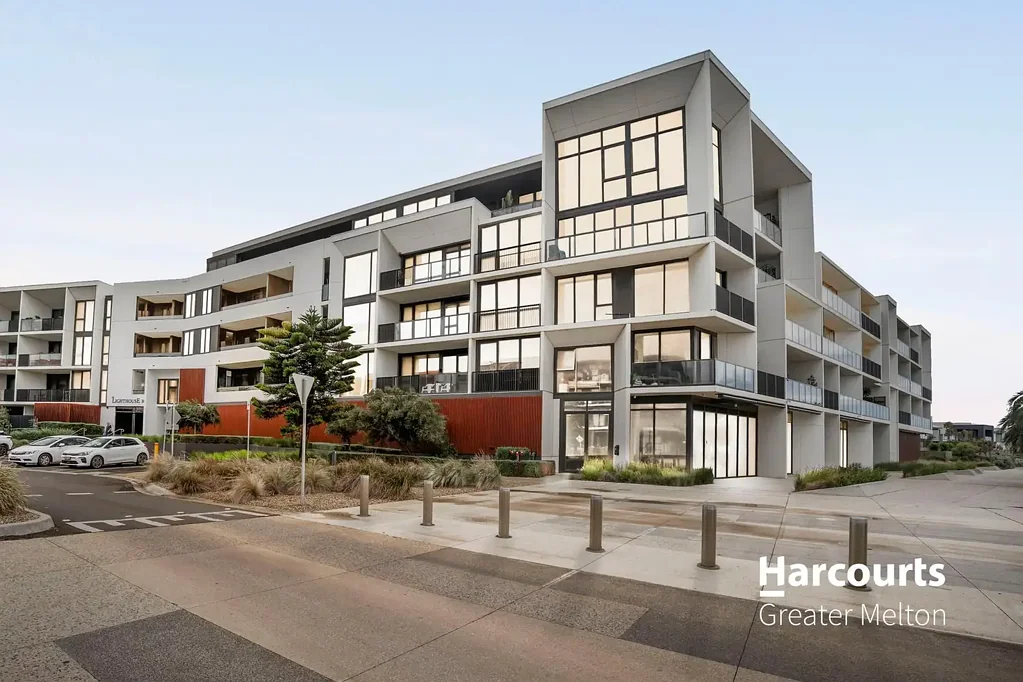 Werribee South 2房 海滨瑰宝 优质两卧套间 主卧带套 私人阳台 开放式布局 停车位充足 健身设施齐全 滨水区步行可达 Coastal Living in the Prestigious Lighthouse Apartments