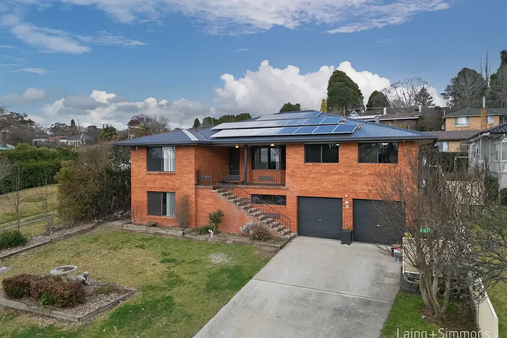 Armidale 5ਬੈੱਡਰੂਮ Solid, Well Maintained Double Brick Family Home With Plenty of Character In Great South Hill Location