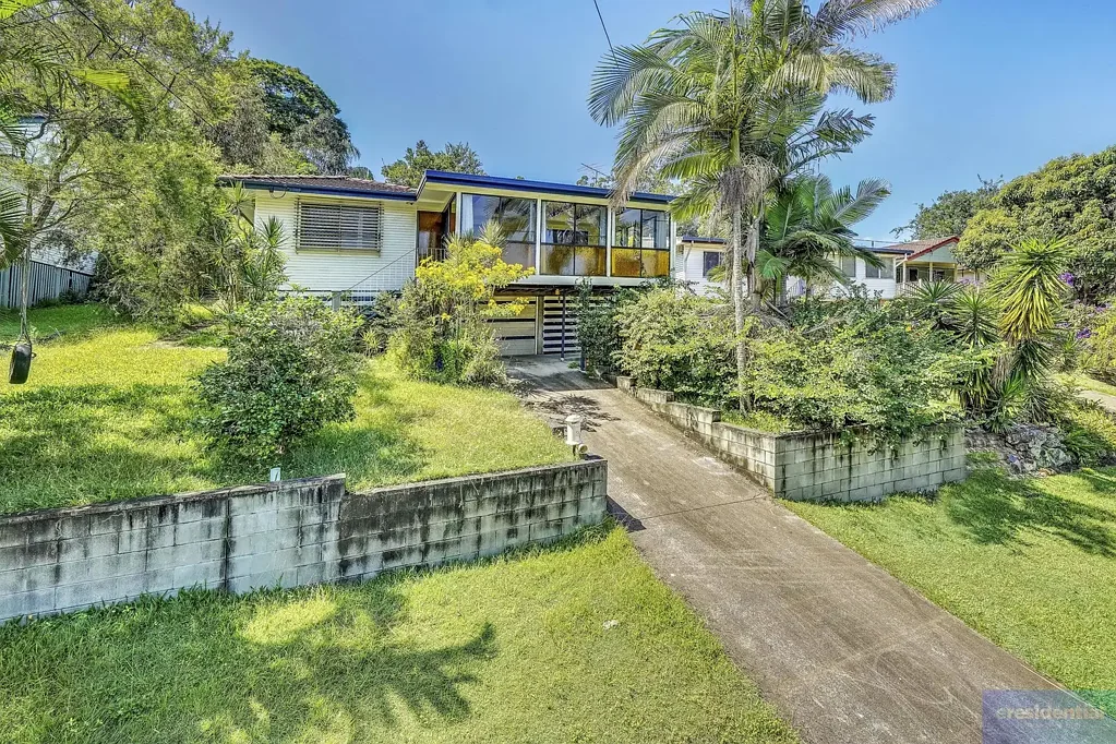 🏡 Spacious Family Living in a Sought-After Holland Park West Location