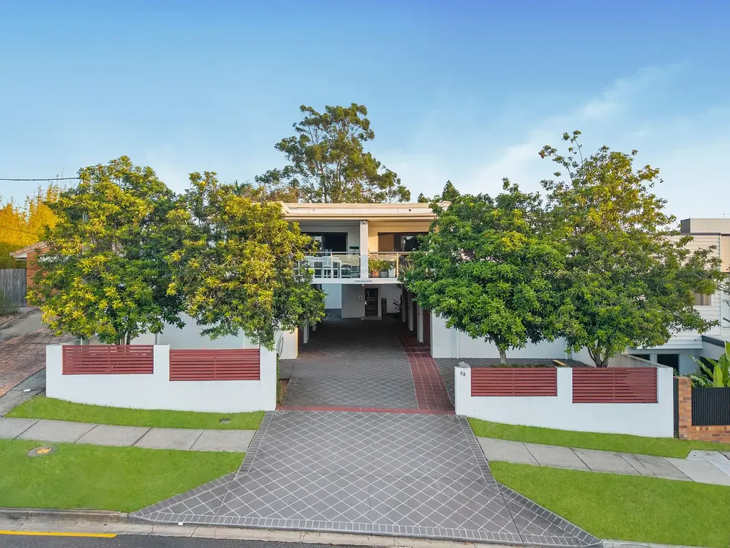 Morningside 2房 精品公寓仅6户 95m²实用布局 私密围栏庭院 双车库 近学校交通购物 Spacious Ground Floor Apartment with Private Courtyard in Convenient Morningside Location