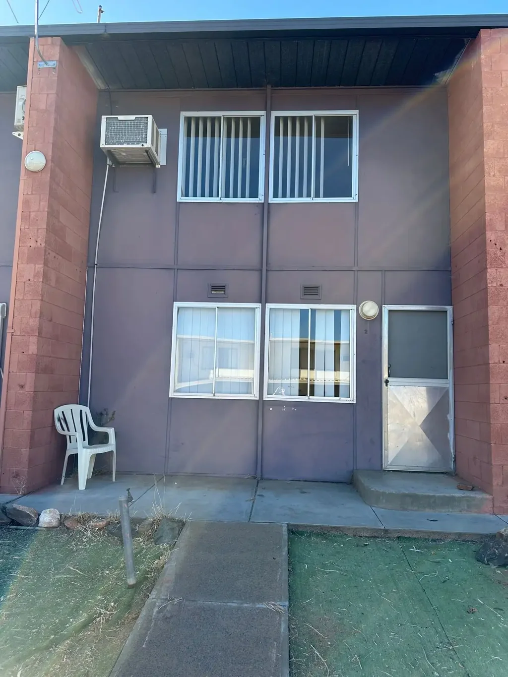 This 2 bedroom, 1 bathroom double story unit is up for lease