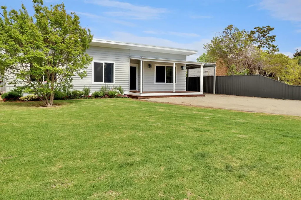 Deniliquin 4ਬੈੱਡਰੂਮ 'Builders Own' Renovation Showpiece