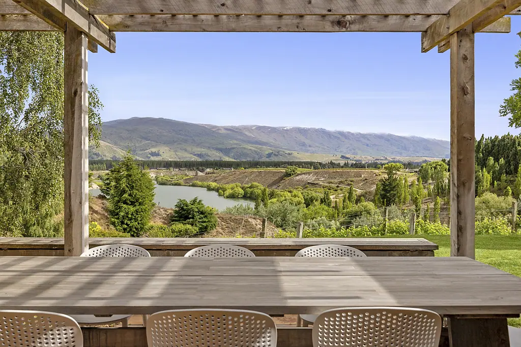 Cromwell Bannockburn Inlet retreat with postcard views