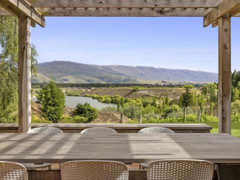 Cromwell  Bannockburn Inlet retreat with postcard views