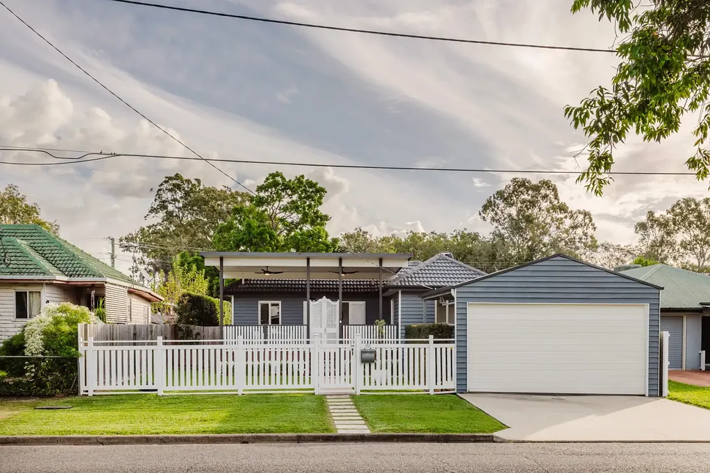 Boondall 3房 宽敞632m2全围栏地 成熟花园凉亭 安全双车位 翻新设计师厨房 户外娱乐空间丰富 步行公交学校IGA 交通便捷 Charming Character Meets Modern Elegance in Boondall