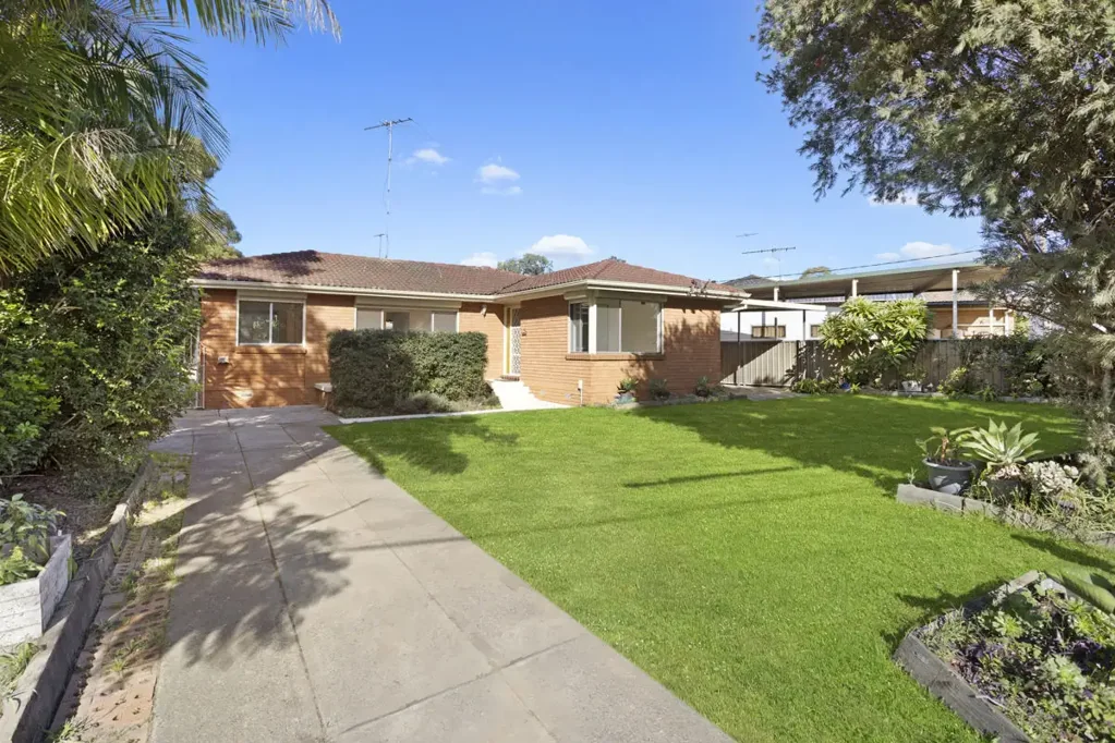 Toongabbie 4房 超大街道正面宽度，地面游泳池，私人庭院 车棚、花园小屋、车间 可建双拼房屋，添加祖母房 每季度政府税$335.57，水费$170.90 BIG BLOCK, BIG POTENTIAL - AUCTION THIS SATURDAY 21/06/2025 - OPEN TO VIEW SAT 21/06/2025 @ 1-1.30PM