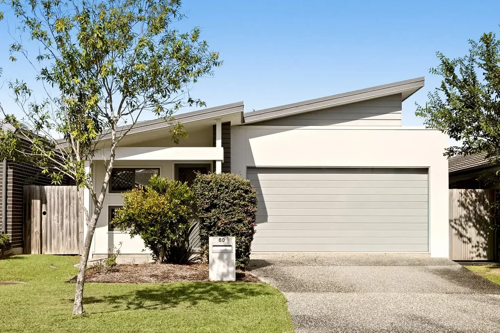 Caboolture South 4房 主卧带独立卫浴空调步入衣帽间 宽敞卧室内置衣橱吊扇 开放式生活空间带空调 现代厨房石材台面不锈钢电器 遮盖户外休闲区连接室内外 低维护全围栏后院 室内洗衣房 远程双车位车库 2017年建 地理位置优越设施齐全 The Perfect Investment Opportunity