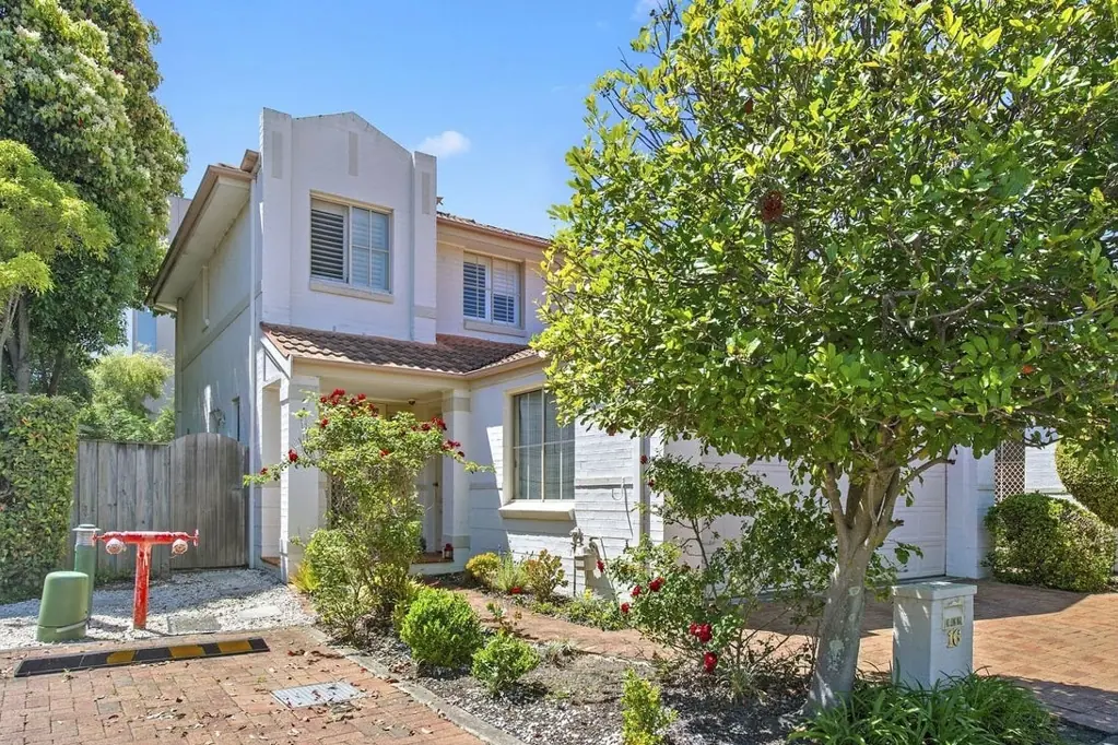 Duplex-Style Townhouse with Outdoor Entertaining Area! Walk to Jasper Road Public School, Shops & Express City Buses