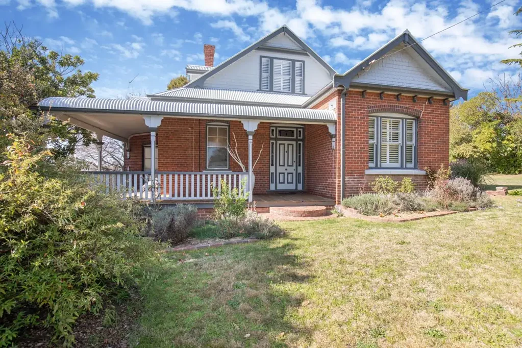 Uralla 4房  GRAND 1910’S BRICK RESIDENCE