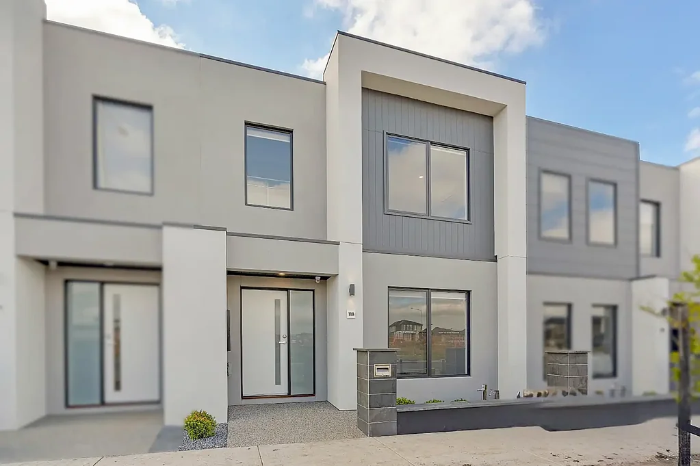 Modern Three-Bedroom Townhouse in a Prime Craigieburn Location!