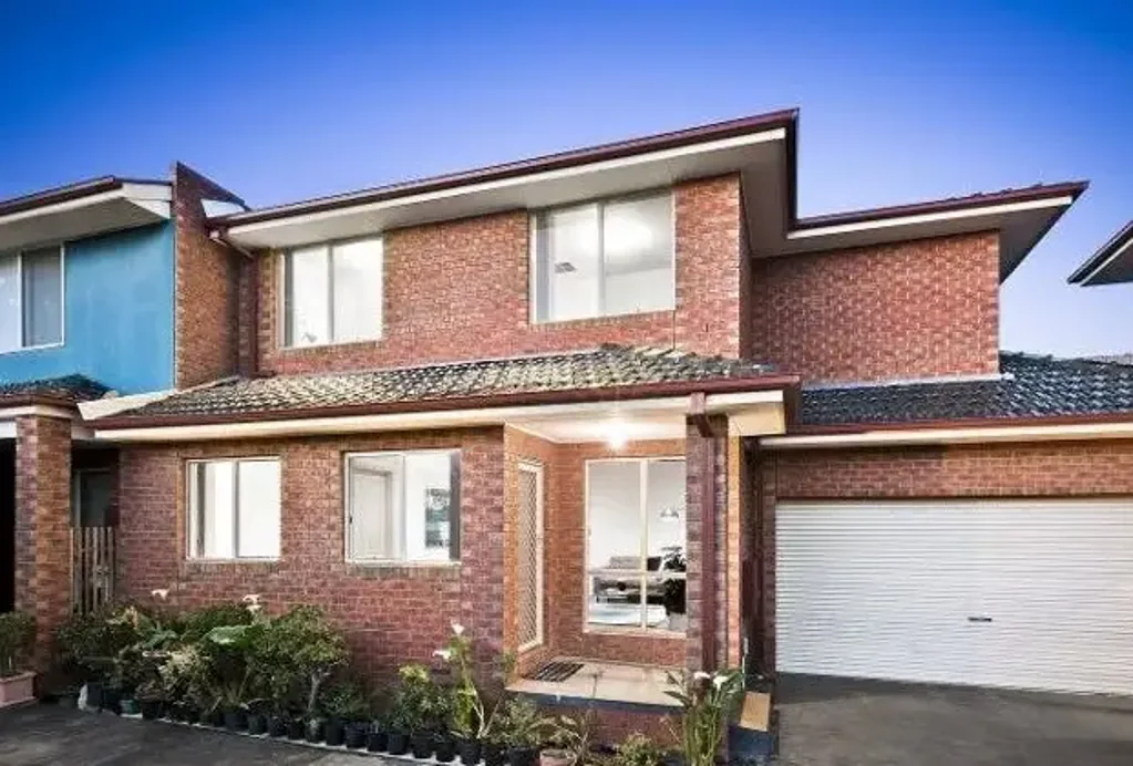 Furnhished Townhouse with central location!