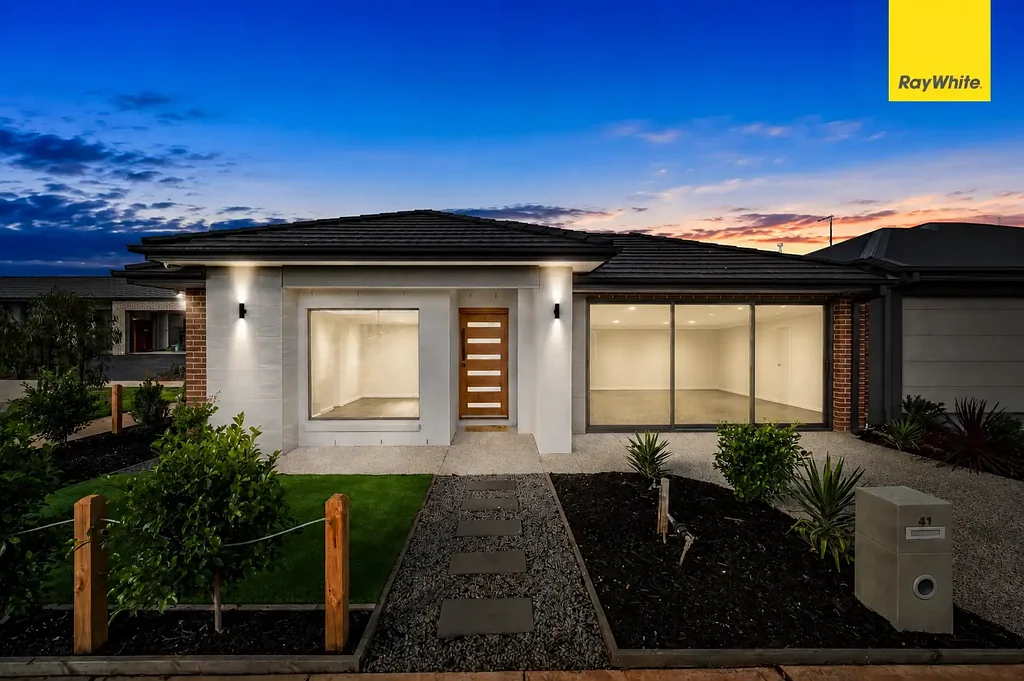Weir Views 4Moenga Stylish, Fully Upgraded Family Home in an Unbeatable Location