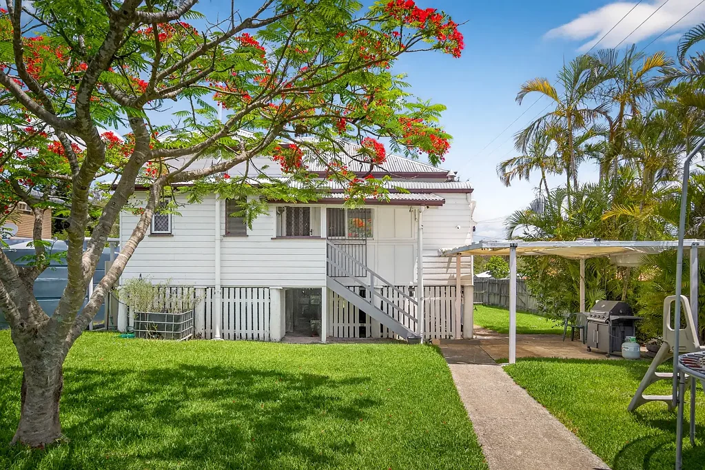 Brassall 3침실 Charming Queenslander on 809m² Corner Block - Shed, Solar & Move-In Ready
