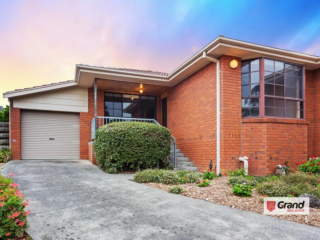 UNDER APPLICATION- 
3 BEDROOM UNIT IN PRIME LOCATION IN MULGRAVE !