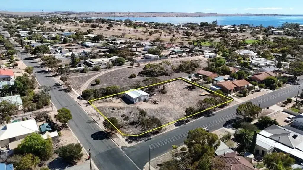Streaky Bay HUGE CORNER ALLOTMENT OF 2577m2
DUAL STREET FRONTAGE & SUBDIVISION POTENTIAL (STCC)