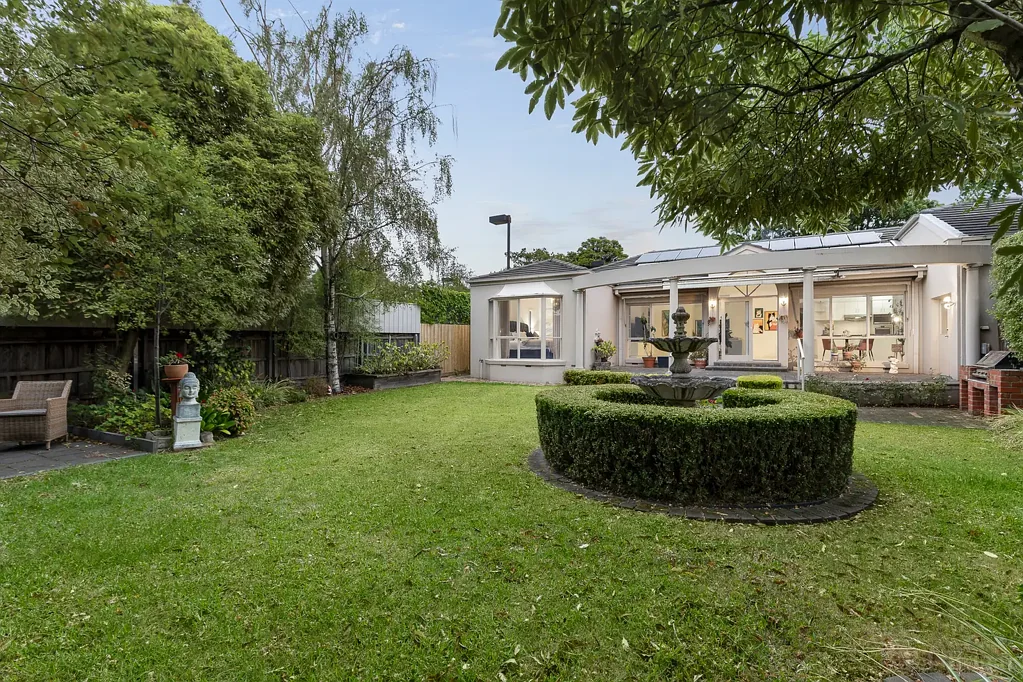 Camberwell 3房 宽敞单层设计 私密双车位 garage 明亮起居区 花岗岩台面 朝北露台 郁郁葱葱花园 主卧独立卫浴 充足储物 管道冷暖 太阳能电池板 1166㎡土地面积 优质学区房 电车便捷 Peaceful Rear Residence in the Heart of Camberwell