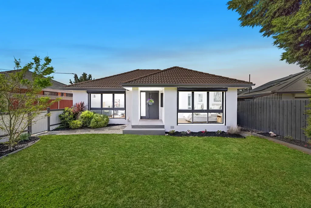 Scoresby 3房 时尚翻新三房 现代厨房带洗碗机 卧室带衣柜 翻新浴室 洗衣房储物 中央空调 单车库停车位 A polished gem with exceptional convenience