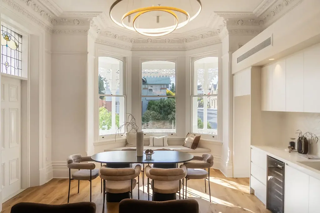 Hobart 3कमरा GROUND LEVEL GARDEN RESIDENCE WITH PRIVATE TERRACE & ORNATE FEATURES