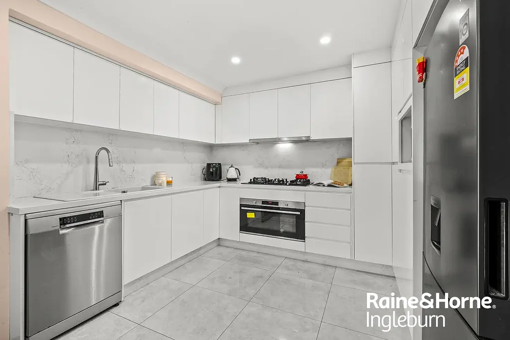 Ingleburn 3침실 READY TO MOVE IN GREAT FAMILY HOME || GRANNY POTENTIAL OPPORTUNITY
