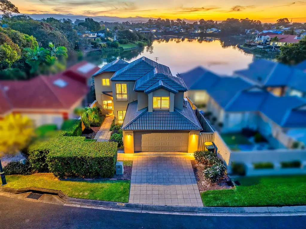 Robina 4ਬੈੱਡਰੂਮ A Sophisticated Waterfront Home Sure to Impress!