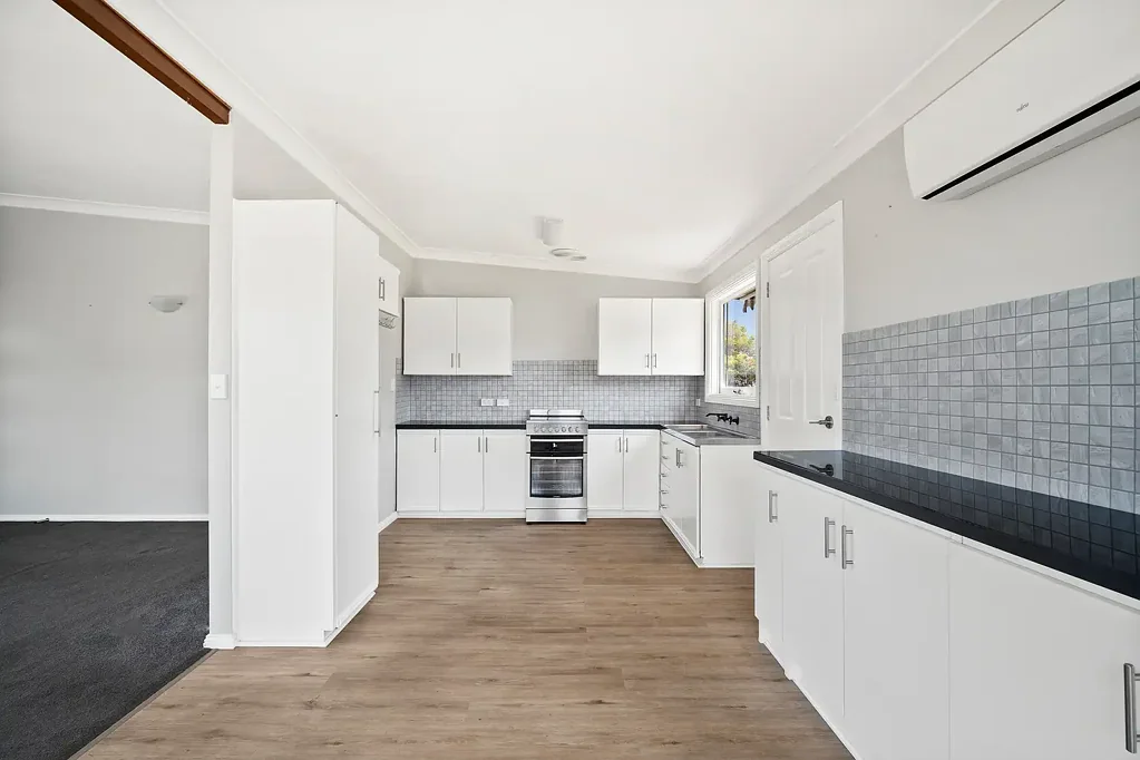 Spacious Living With Valley Views *Electricity & Water Included*