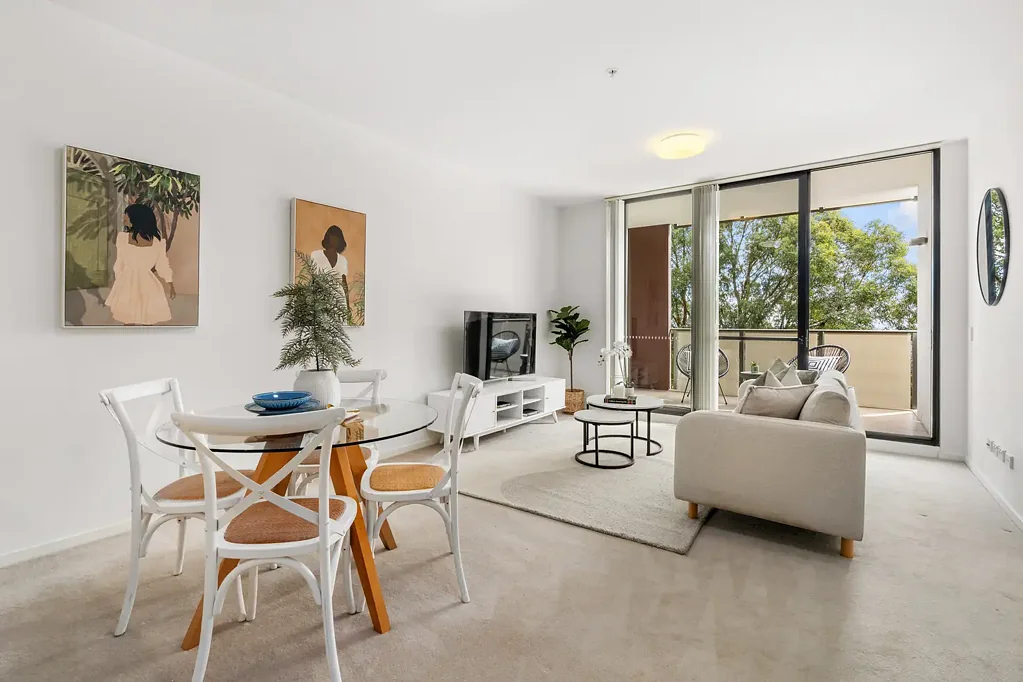 Hurstville 2房 朝北采光充足 大型窗户 两卧带衣柜 主卧独立卫浴 开放式起居区 现代厨房石材台面 安全停车 步行至车站Westfield Bright & Spacious Apartment in the Heart of Hurstville