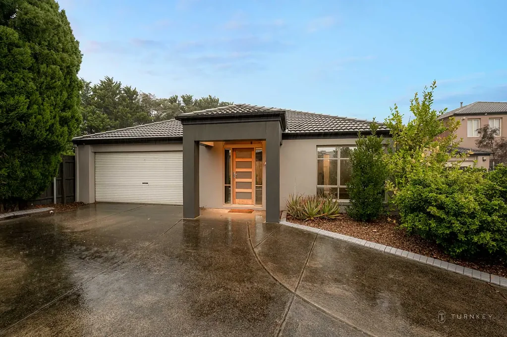 Spacious Family Home in Berwick with 2 Lounges