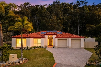 Mudgeeraba 4 Bedroom Stylish & Tranquil Family Home Backing onto Nature Reserve