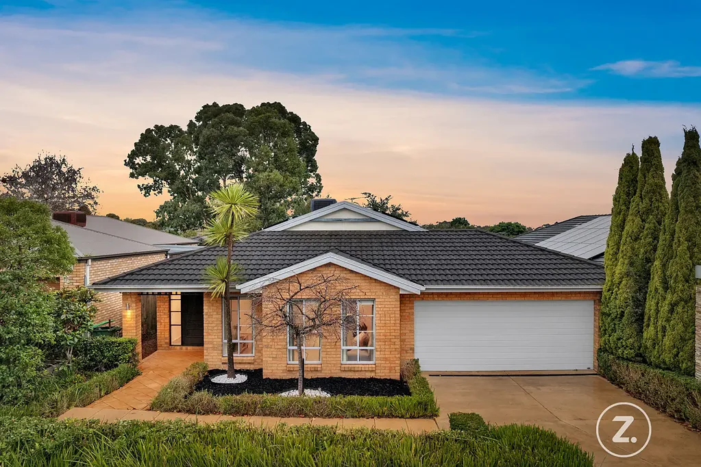 Pakenham 4房 优雅立面 入口宜人 宽敞630m²地块 四居室 现代厨房 不锈钢电器 双车库 户外娱乐区 精心花园 位置优越 Modern Family Living on a Spacious 630m² Block