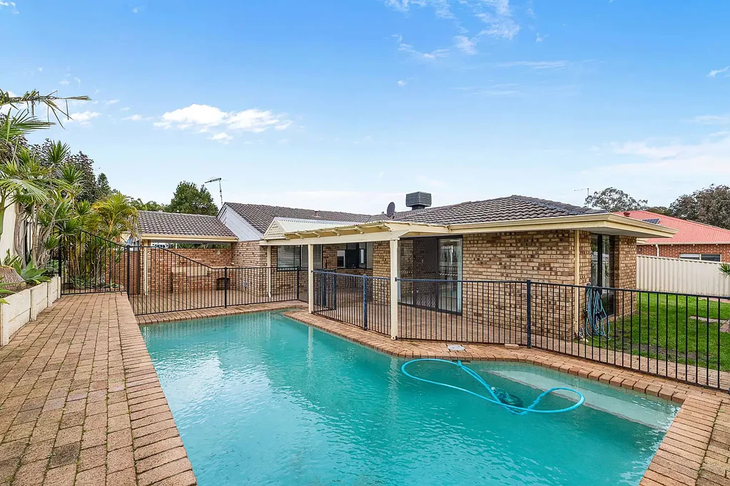SPACIOUS FAMILY HOME WITH MULTIPLE LIVING AREAS & POOLSIDE
